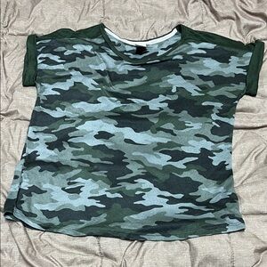 Like New Lucky Brand Camouflage Short Sleeve Sweater Knit Tee Small